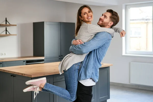 Joyeux Couple Caucasien Embrassant Dans Leur Nouvel Appartement — Photo