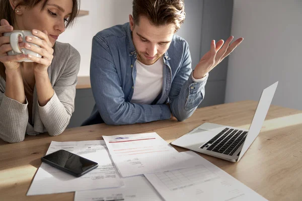 Misérable Jeune Couple Caucasien Ayant Des Problèmes Financiers Raison Nouvelle — Photo