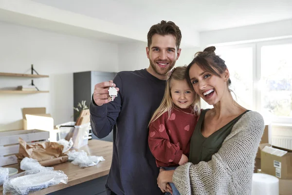 Retrato Familia Caucásica Feliz Con Hija Nuevo Apartamento — Foto de Stock