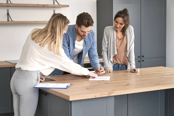 Young Caucasian Couple Signing House Purchase Agreement Real Estate Agent — Foto de Stock