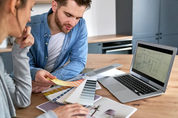 Kaukasisch Paar Zitten Keuken Het Kiezen Van Kleuren Voor Nieuwe — Stockfoto