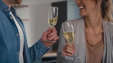 Ev sahipliğini şampanyayla kutlayan bir çift. 8K 'da kırmızı helyum kamerayla çekildi..