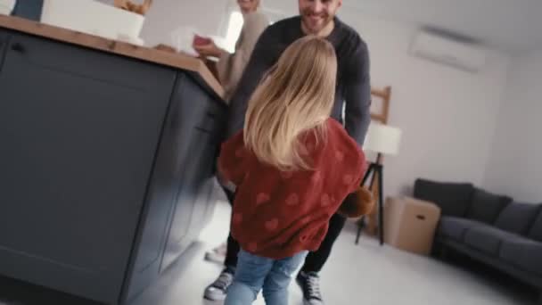 Caucasian Family Packing Kitchen Stuff New House Shot Red Helium — Stock Video