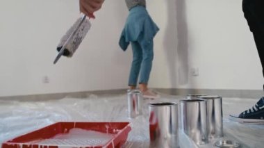 Beyaz bir çiftin yeni evdeki duvar boyama videolarını izliyorum. 8K 'da kırmızı helyum kamerayla çekildi. 