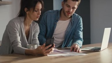 Yeni ev yüzünden finansal sorunları olan zavallı, genç, beyaz bir çift. 8K 'da kırmızı helyum kamerayla çekildi.