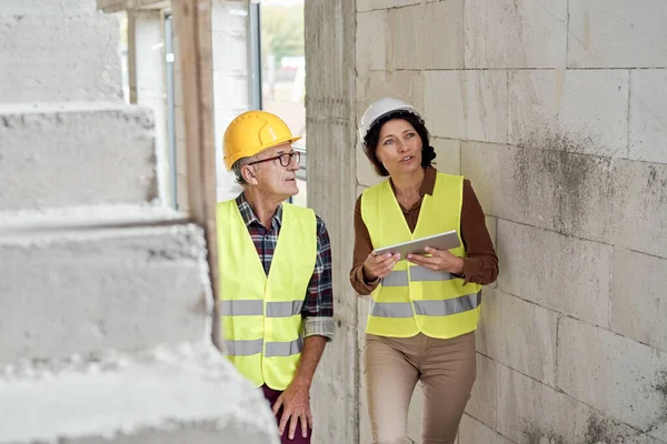 Two Caucasian Engineers Standing Stairs Looking Discussing Digital Tablet Construction — Stock Photo, Image