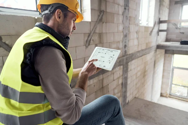 Caucasian Engineer Sitting Stairs Holding Digital Tablet Construction Site — Stock Photo, Image