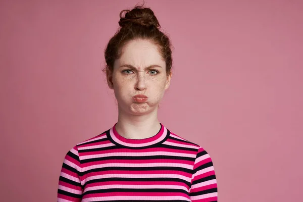 Studio Shot Van Jonge Vrouw Met Grimmig Gezicht — Stockfoto