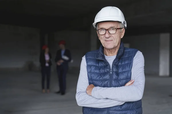 工事現場に立つ老人の肖像画 — ストック写真