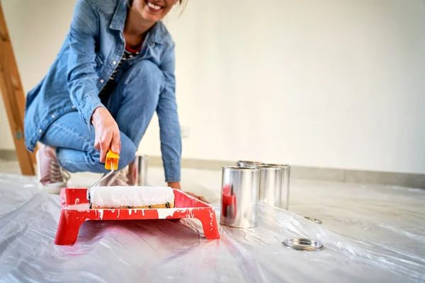 Mujer Caucásica Pintando Pared Casa Nueva — Foto de Stock