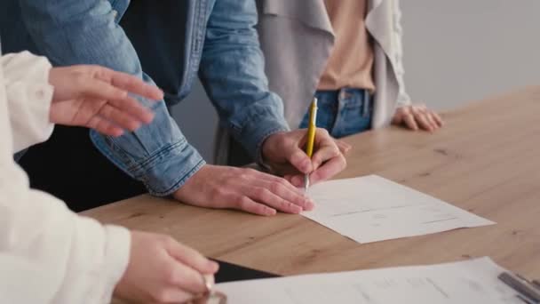 Jong Kaukasisch Echtpaar Tekent Huizenkoopovereenkomst Met Een Makelaar Opgenomen Met — Stockvideo