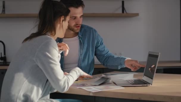 Creativa Pareja Caucásica Nueva Casa Fotografía Con Cámara Helio Red — Vídeos de Stock