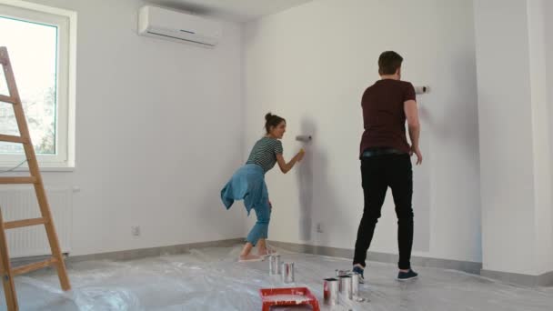 Jonge Blanke Echtpaar Schilderen Huis Vorm Muur Nieuw Huis Opgenomen — Stockvideo