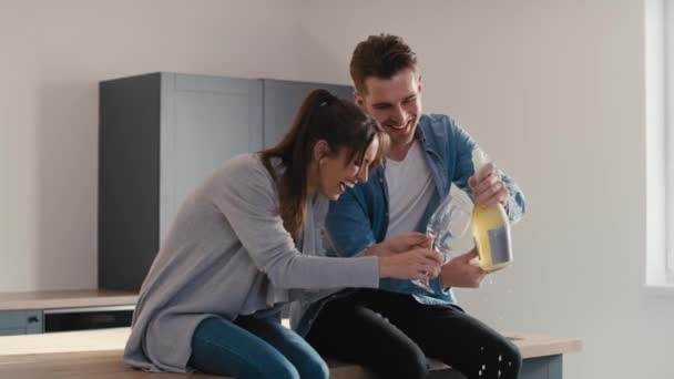 Casal Comemorando Propriedade Casa Com Champanhe Tiro Com Câmera Hélio — Vídeo de Stock