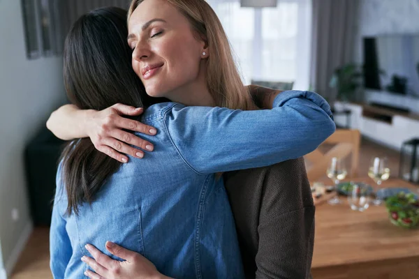 Dos Mujeres Caucásicas Abrazándose Casa — Foto de Stock