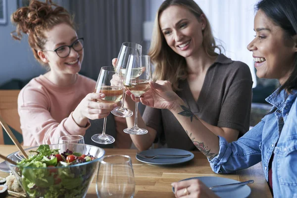 Τρεις Λευκές Φίλες Κάνουν Τοστ Ένα Ποτήρι Κρασί Στο Σπίτι — Φωτογραφία Αρχείου