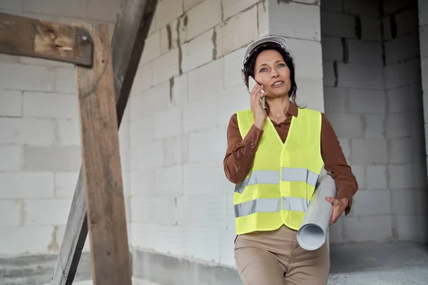 Yetişkin Bir Kadın Kafkas Mühendisi Inşaat Alanındaki Merdivenlerde Hareket Ediyor — Stok fotoğraf