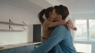 Kafkasyalı çift yeni evlerinden dolayı çok heyecanlı ve yeni evlerinde kucaklaşıyorlar. 8K 'da kırmızı helyum kamerayla çekildi..