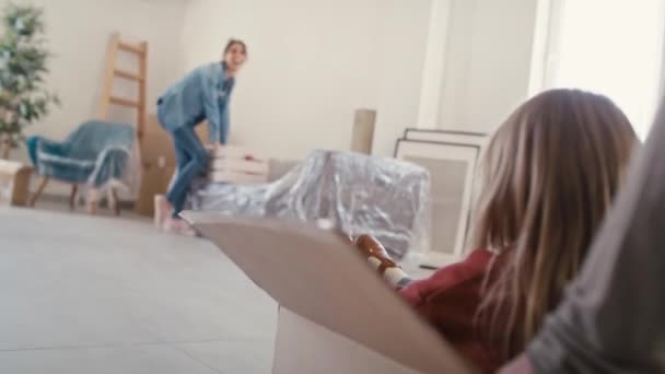 Pai Empurrando Menina Caixa Papel Mudar Casa Tiro Com Câmera — Vídeo de Stock