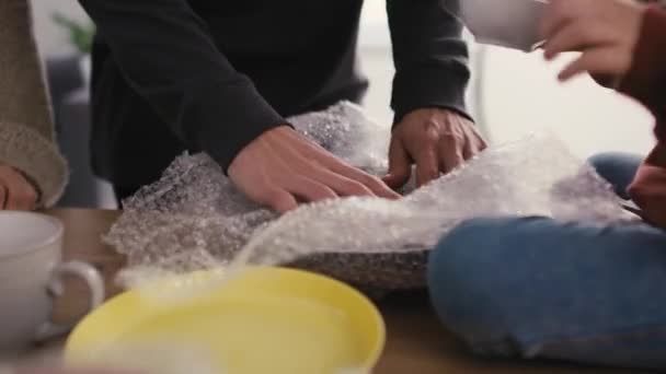 Sluiten Van Familie Menselijke Handen Inpakken Keuken Spullen Tijdens Het — Stockvideo