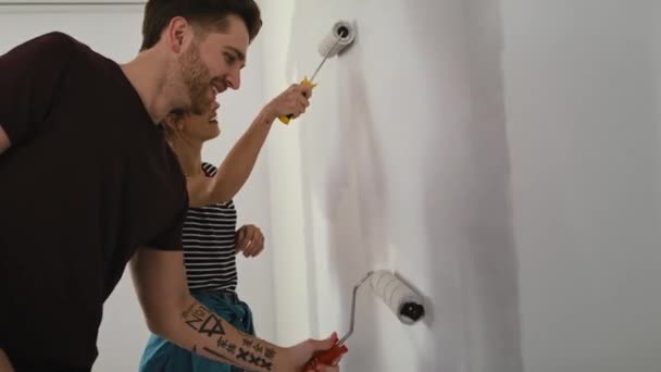 Seguimiento Vídeo Pareja Caucásica Pintando Pared Casa Nueva Fotografía Con — Vídeos de Stock
