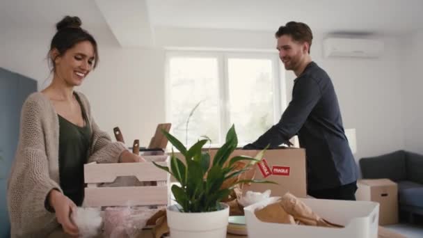 Kaukasiska Par Packar Upp Lite Köksgrejer Ett Nytt Hus Skjuten — Stockvideo