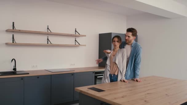 Pareja Caucásica Muy Emocionada Mientras Mira Nueva Casa Fotografía Con — Vídeo de stock