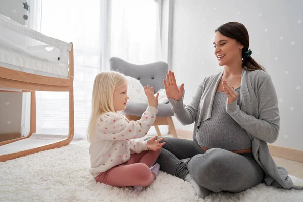 Caucasian Woman Advanced Pregnancy Playing Her Elementary Daughter — Stock Photo, Image