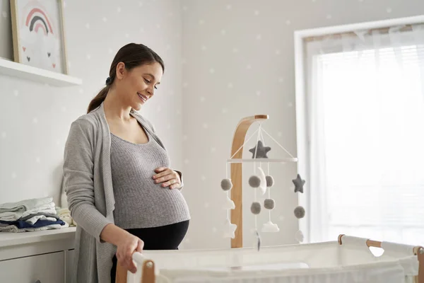 Mujer Caucásica Embarazo Avanzado Pie Habitación Del Bebé Lado Cuna — Foto de Stock