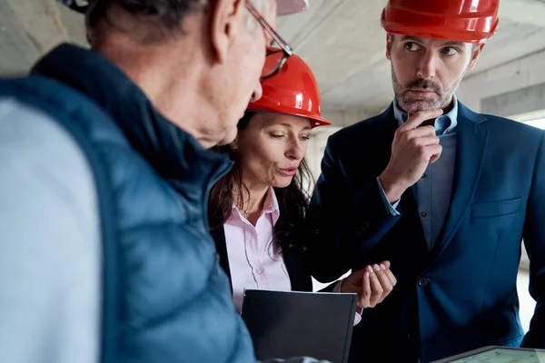 Grupo Engenheiros Investidores Caucasianos Discutindo Canteiro Obras — Fotografia de Stock