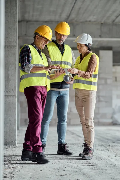 Tres Ingenieros Caucásicos Discutiendo Juntos Sitio Construcción — Foto de Stock