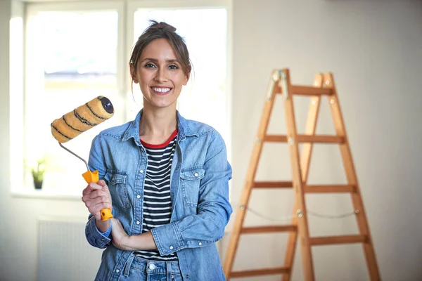 Retrato Una Joven Caucásica Sosteniendo Rodillo Pintura — Foto de Stock