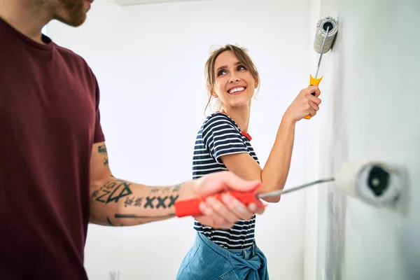 Caucásico Pareja Pintura Pared Nuevo Casa — Foto de Stock