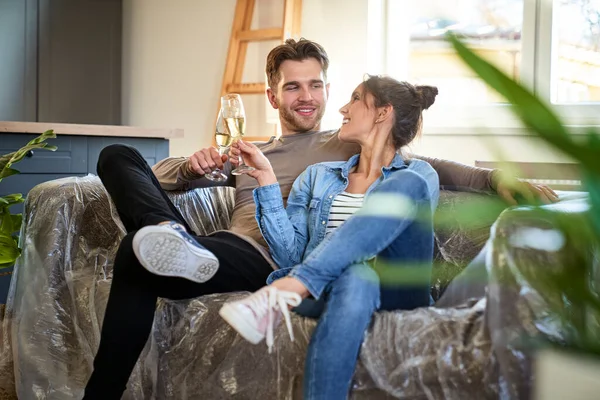 Glad Kaukasiskt Par Firar Bostadsköp Medan Sitter Soffan Och Dricker — Stockfoto