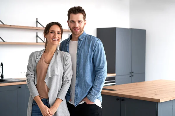 Retrato Alegre Caucásico Casa Nueva Vacía — Foto de Stock