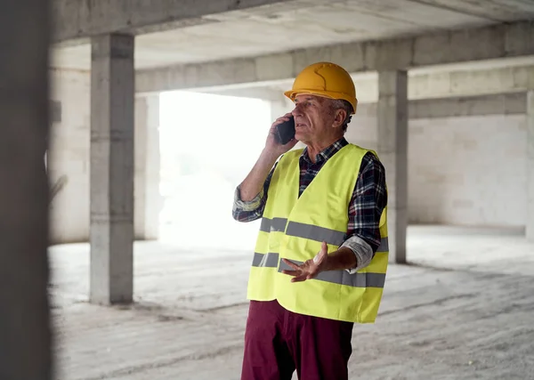 Старший Кавказский Мужчина Разговаривает Мобильному Телефону Стройке — стоковое фото