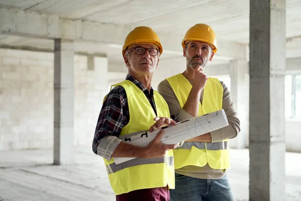 建設現場で議論する2人の白人技術者 — ストック写真