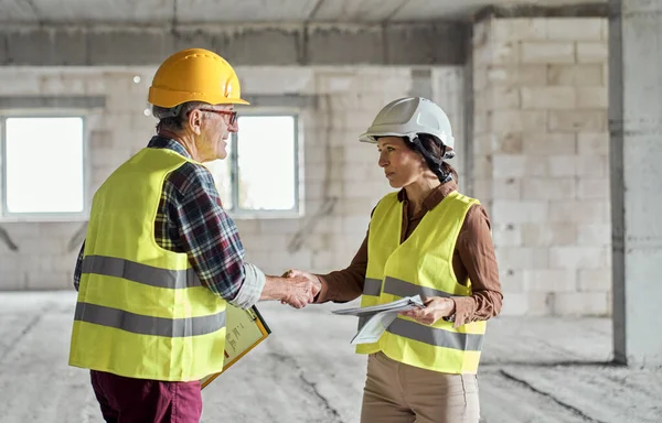 Ingeniero Caucásico Reúne Con Arquitecto Obra — Foto de Stock