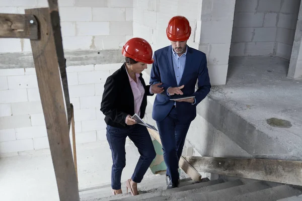 Dois Engenheiros Investidores Caucasianos Discutindo Canteiro Obras — Fotografia de Stock