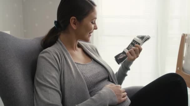 Detailní Video Bělošky Pokročilém Těhotenství Při Prohlížení Ultrazvukového Snímku Dětském — Stock video