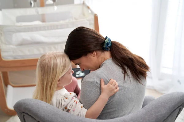 Vue Arrière Femme Caucasienne Grossesse Avancée Jouant Avec Fille Élémentaire — Photo