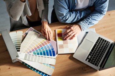 Kafkasyalı çiftlerin yeni ev için renk seçerken üst görünümü