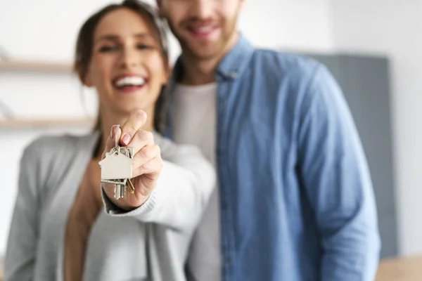 Alegre Caucasiano Casal Segurando Monte Casa Chaves — Fotografia de Stock