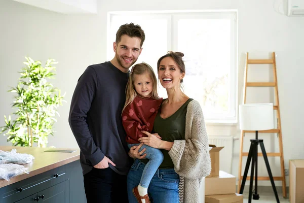 Retrato Família Caucasiana Feliz Com Filha Novo Apartamento — Fotografia de Stock
