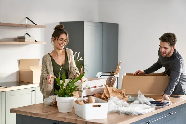 Caucasico Coppia Imballaggio Alcuni Cucina Roba — Foto Stock