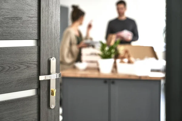 Wazig Kaukasisch Paar Verpakking Sommige Keuken Spullen — Stockfoto