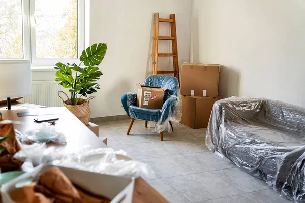 Piso Vacío Con Cajas Cartón Muebles Cubiertos Con Lámina Plástico — Foto de Stock