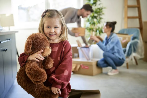 Retrato Niña Sosteniendo Oso Peluche Casa Nueva — Foto de Stock