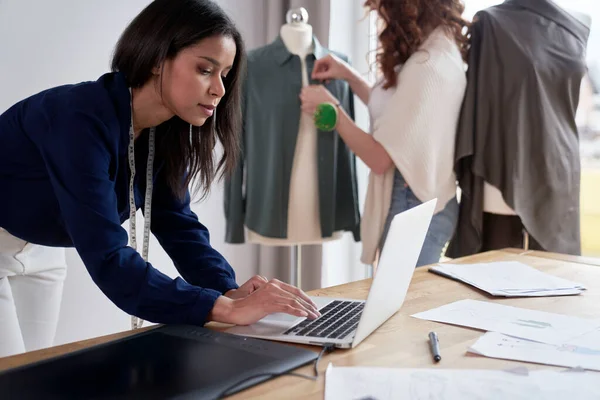 Närbild Kaukasiska Kvinna Som Arbetar Med Klänning Designstudio — Stockfoto