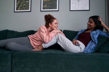 İki beyaz kadın evde birlikte vakit geçiriyorlar.